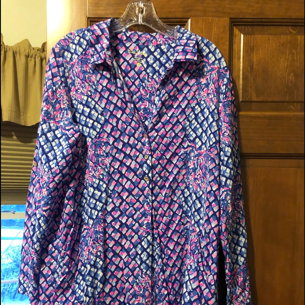 Lilly Pulitzer size medium, super comfy dress with pockets EUC.